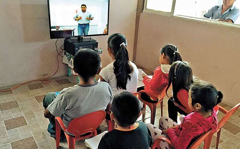 Imagen de alumnos siguiendo una clase por televisión (Foto TA)